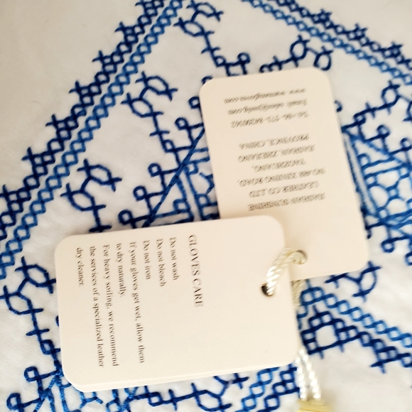 Very classy Looking Women's Leather gloves w buttons  NWT - Picture 5 of 8